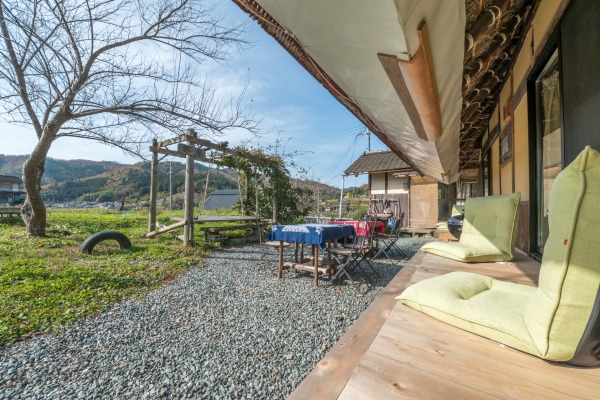 Terrasse privative avec vue sur le potager et la rizière